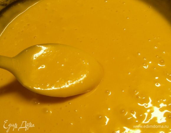 Муку смешиваем с разрыхлителем и добавляем в тесто. Еще раз взбиваем. Тесто получается довольно жидкое.
