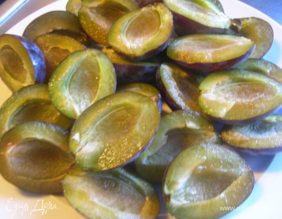 Сливы разрезаем напополам и вынимаем косточки.
