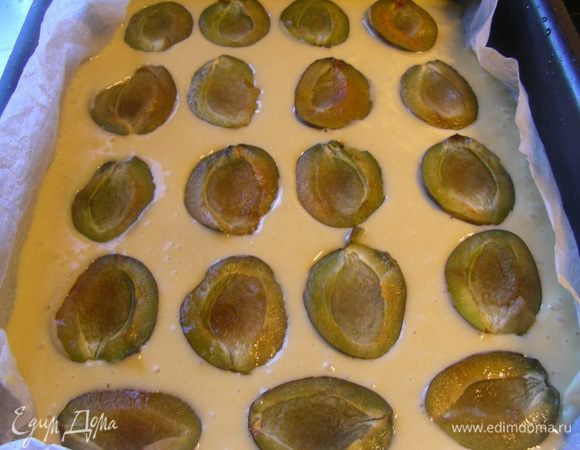 Тесто выливаем в форму для запекания 28 см (или прямоугольную подобного размера). Сверху выкладываем сливы. Выпекаем в духовке 160 гр минут 45.
