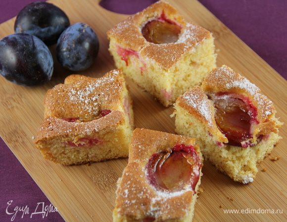 Остужаем, посыпаем сахарной пудрой и подаем. А можно подавать и теплым - тоже очень вкусно, на мой вкус даже вкуснее, чем холодный. Приятного аппетита))
