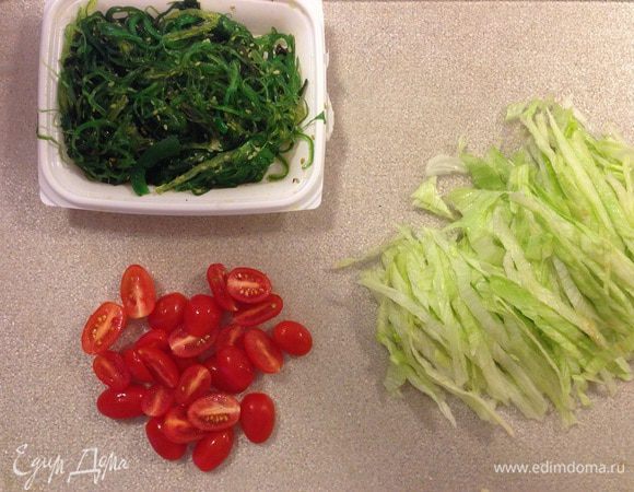 На фото показана одна пачка водорослей в 100 г. Для салата нужно две пачки. 

Листья салата режем полосочками, такими же по толщине, как водоросли. Помидорки режем пополам, если они крупные - на четвертинки
