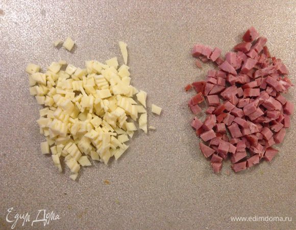 Сыр и колбасу режем на мелкие кубики