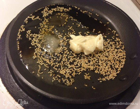 Добавляем остальные ингредиенты заправки. Прогреваем и смешиваем на сковороде. Не даем заправке закипеть!