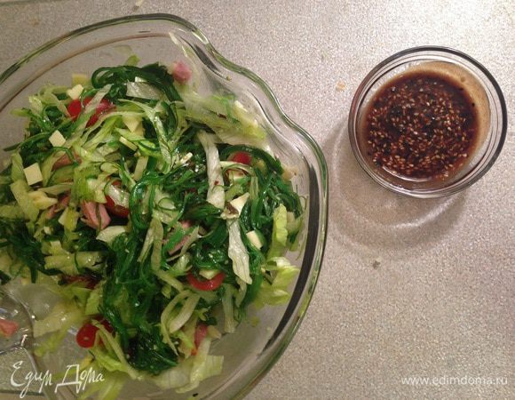 Даем заправке остыть пару минут. Если залить в салат заправку прямо из сковороды - листь салата пожухнут. Заправляем салат