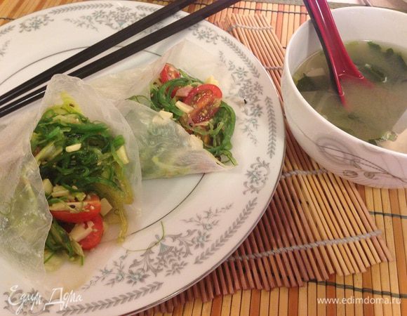 Как вариант - подаем в рисовой бумаге с чашечкой супа мисо. прияного аппетита!