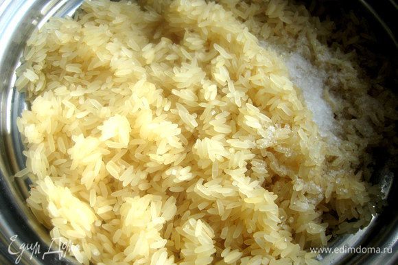 Рис заранее отвариваем с солью сразу на несколько блюд, гарниров...