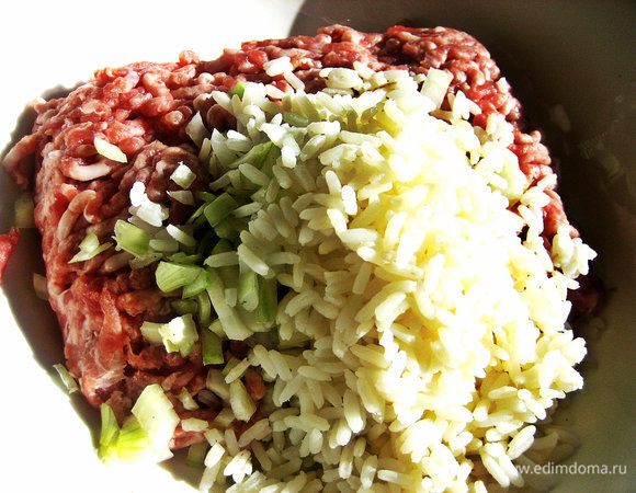 Затем добавляем 3 ложки риса с горкой. Повторяю, для данного блюда совсем мало надо тефтелек, я привожу количество ингредиентов на 0,5 кг фарша!