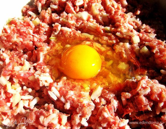 Перемешиваем вместе с сырым яйцом.