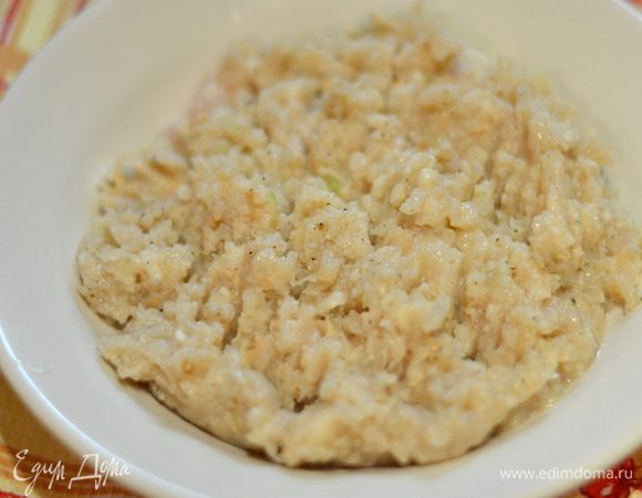 Готовый фарш должен быть уже посоленным, поперченным, еще я добавляю в него желток или яйцо.