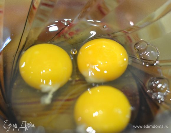 Взбиваем яйца, слегка солим и перчим.