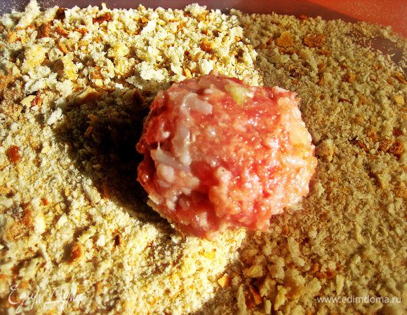 Обваливать тефтельки размером с грецкий орех будем в домашних сухарях.