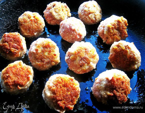 Постоянно переворачивая, добиваемся круглой формы тефтелек, но можно обжарить и в виде мини-котлеток.