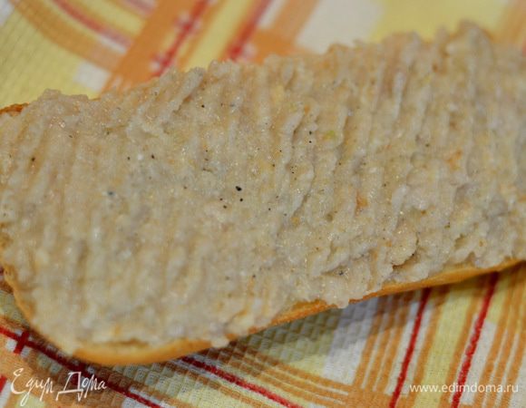 На хлебушек вилочкой нанести фарш. Обмакнуть каждую булочку с фаршем с двух сторон во взбитых яйцах. Отправить в разогретую сковородку с растительным маслом.