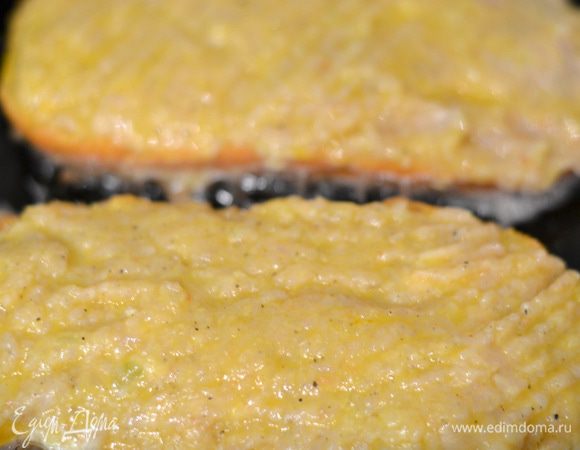 Жарить на среднем огне с двух сторон до готовности и золотистого цвета. Каждый хлебушек положить на бумажную салфетку, затем сверху посыпать немного тертым сыром. Убрать с салфеток, выложить на блюдо.