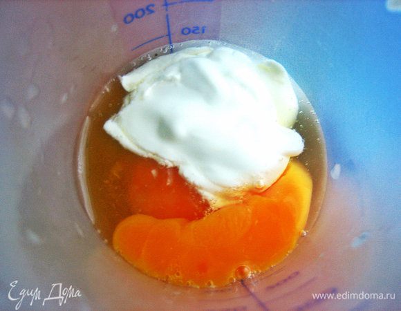 В шейкер вбиваем яйца, сметану, воду, соль и встряхиваем усердно!