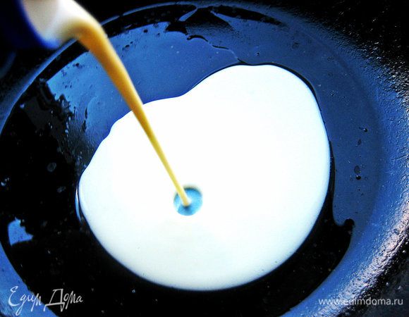 В сковороду с разогретым маслом вливаем яичную массу.