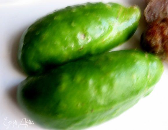 Для того, чтобы "одеяло" выглядело объёмным, спрячем под него хотя бы свежий огурец, разрезанный пополам.