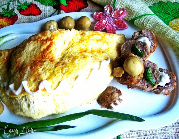 Переносим омлет на тарелку прямо на огурцы (или другие овощи!). Всё, мишку накрыли.