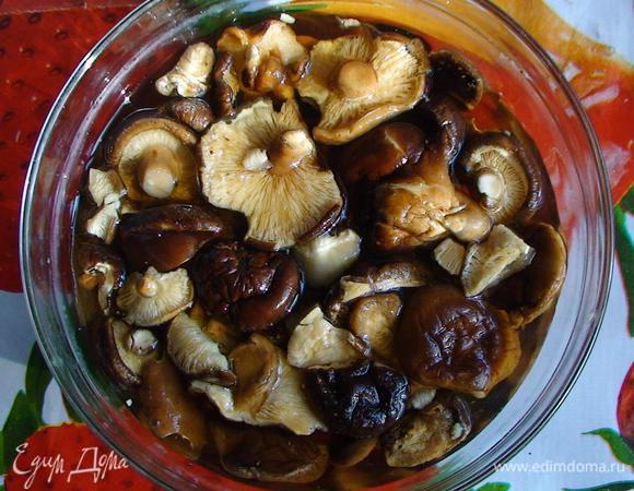 Предварительно залить сухие грибы водой и оставить на 3 часа.