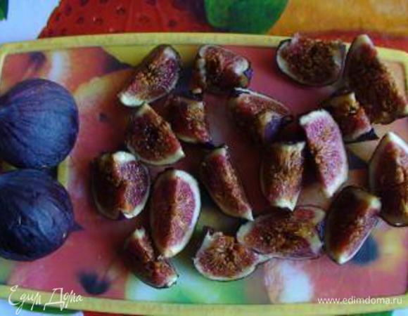 Разогреть духовку до 180 градусов (у меня 220).
Тем временем, займемся начинкой.
Инжир вымыть, обсушить и нарезать четвертинками.