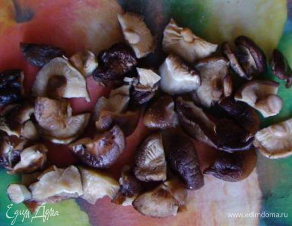 Грибы хорошо промыть, отжать и нарезать.