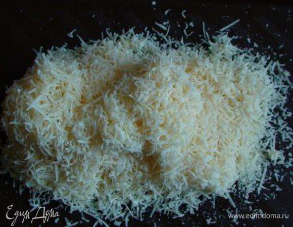 Сыр натереть на терке.