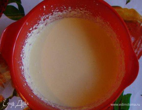 Тертый сыр расплавить на водяной бане с 50 г масла. Измельчить погружным блендером до консистенции пюре. Порциями вмешать брынзу и сливки. По одному добавить яйца и взбивать до получения однородной массы. Посолить и поперчить по вкусу.