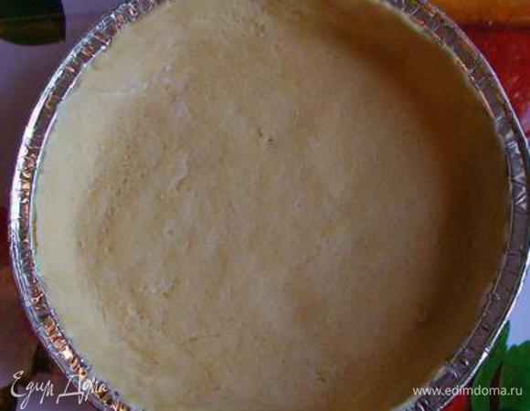 Собираем киш.
Тесто раскатать, переместить в смазанную маслом форму и сделать бортики на всю высоту формы.