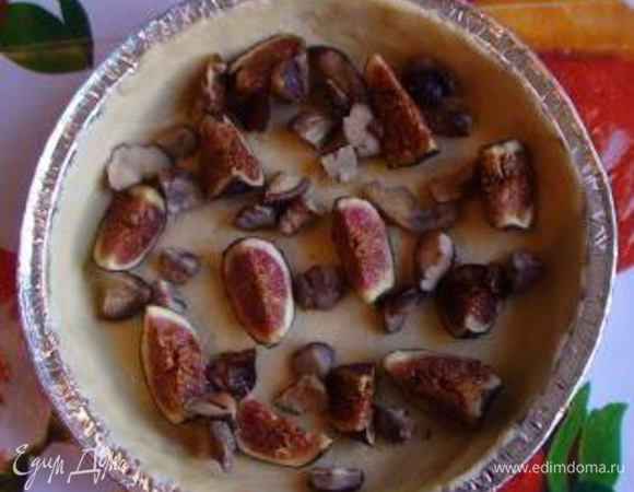 На дно выложить половину каштанов, грибов и инжира.