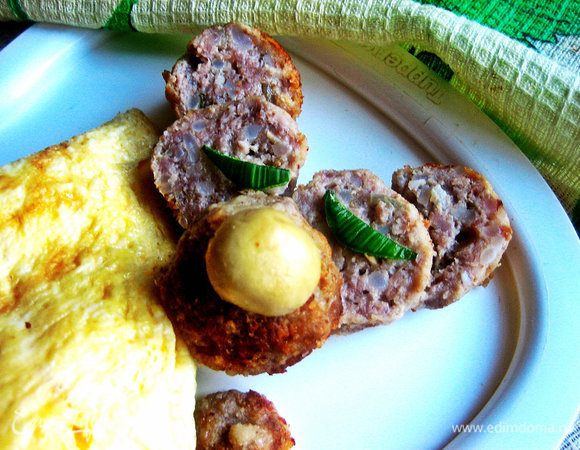 Глазки вырезаем из лука, а нос аппетитно будет смотреться вот таким шампиньончиком из банки.