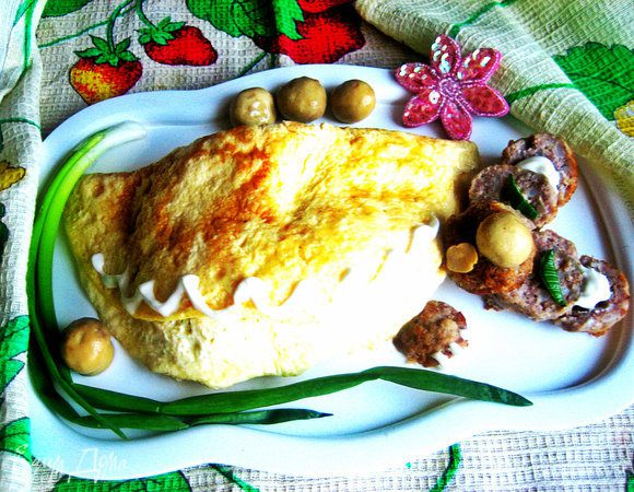 Ещё можно показать одну лапку из-под одеяла с коготками из майонеза. В ушках тоже капля майонеза... Заменить можно любыми другими продуктами (оливками, помидорами, сыром).