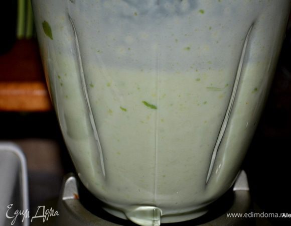 Мякоть сложить в блендер, добавить белую часть лука зеленого, кефир 1 3/4 стакана, сахар, оливковое масло, соус Табаско несколько капель,  сок лайма. Все взбить до единой консистенции. Добавить соль по вкусу.