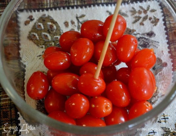 Проткнуть каждую помидорку зубочисткой или деревянным шампурем с 2х разных сторон.