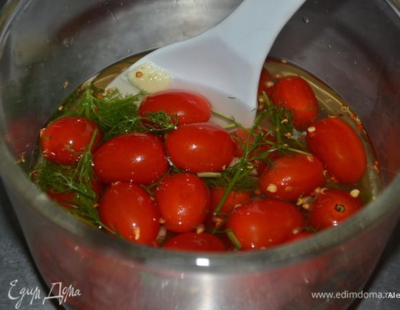 В емкости помидоры смешать с чесноком и укропом, красным перцем. Добавить маринад . И дать постоять при комнатной тем-ре не менее 2х часов.