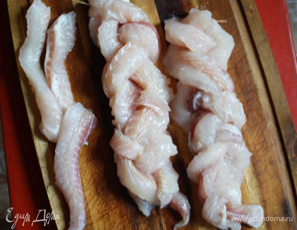 Заварим чай. Разогреем духовку до 200 градусов. Рыбу снимем с кожи,если она есть) и нарежем вдоль тонкими полосками. Заплетем в косички,скрепив для надежности в начале зубочистками. Одновременно с этим почистим лук и поставим разогреваться сковороду.