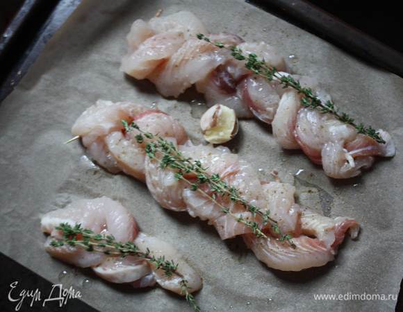 На противень,застеленный пергаментом переложим наши косички,положим по веточке тимьяна,чеснок в шкурке раздавленный.сбрызнем маслом.соль, перец по вкусу и в духовку на 12-15 минут.