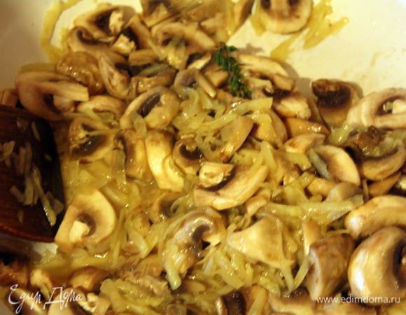 Она усиливает грибной вкус и аромат. Добавим примерно 100 мл горячей воды и оставим тушиться на 5-7 минут. После этого взбиваем в блендере в пюре! Все готово. Выкладываем рыбку на тарелочку,добавляем соус. Приятного аппетита!!!