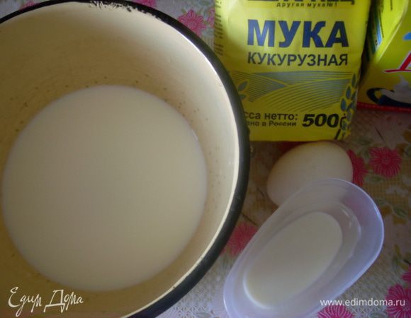 Сварить густой заварной крем: смешать 40 мл холодного молока, яйцо, кукурузную муку и сахар. Вскипятить 100 мл молока, тонкой струйкой вливать яичную смесь, постоянно взбивая венчиком. Смесь моментально загустеет. 
