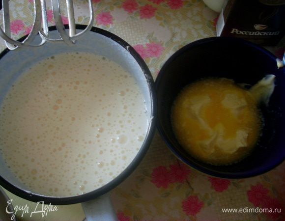 Приготовить тесто - для этого растопить сливочное масло (можно не полностью). Если добавлять в тесто масло консистенции густой сметаны, то по-моему не обязательно потом его выстаивать в течение 2-х часов.  Взбить яйца с сахарам, добавить к ним масло.