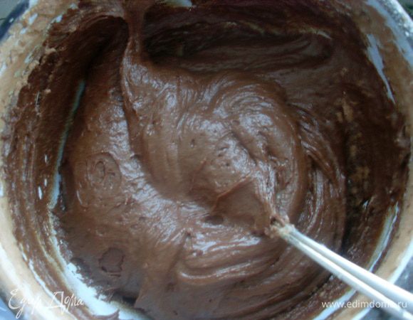 Просеять в тесто муку, какао порошок и разрыхлитель. Все перемешать. Оставить постоять пару часов. Но если масло было консистенции густой сметаны, можно печь сразу.
