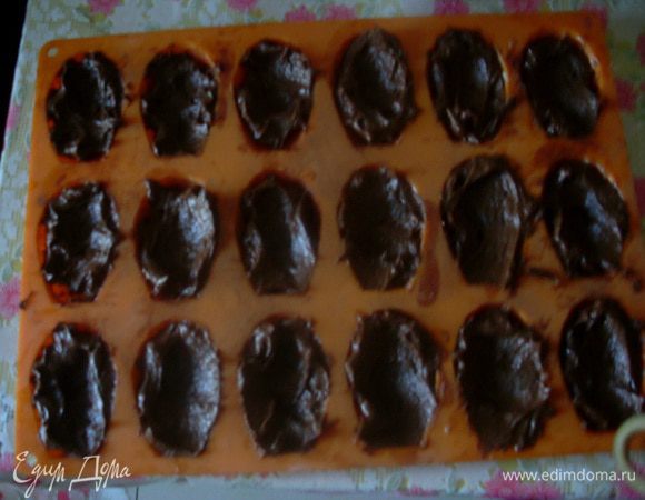 Разложить часть теста по формочкам. Оставить не менее 1/3 теста. Я немного переборщила и потом на 3 штучки не хватило на верхний слой.