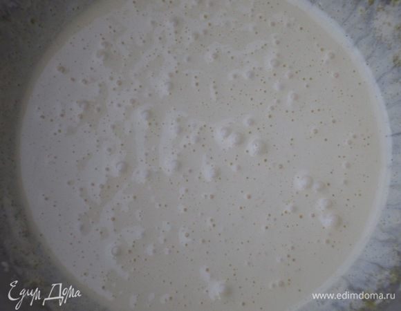 Бисквит:Духовку разогреть до 220 °С.Отделить белки от желтков. Желтки взбить с 90 г сахара, мёдом, ванилином до побеления.