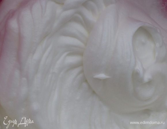 Взбить белки до устойчивых пиков ..........