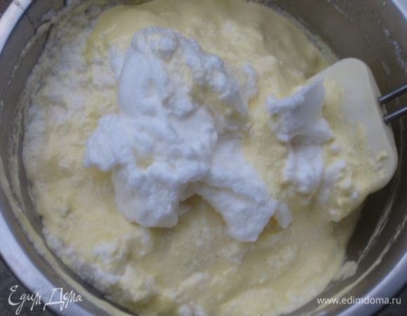 .....и аккуратно ввести к желткам движениями снизу-вверх.