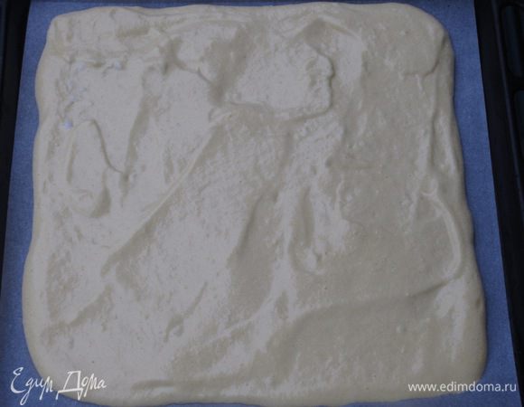 Выложить тесто на противень с пергаментом, разровнять.Выпекать 5-6 минут.