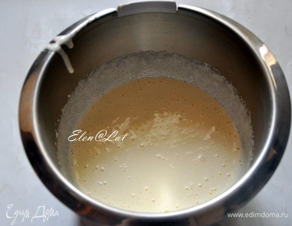 Взбить яйца с сахаром, потом добавить масло, молоко.