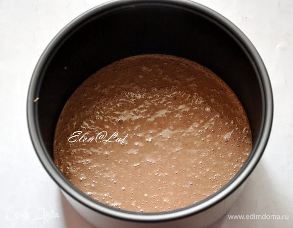 Добавить муку, соду, разрыхлитель, какао-порошок. В самом конце добавить кипяток. Тесто получается немного жидковатым, но так и надо))) Сразу же вылить в кастрюльку мультиварки и выпекать на режиме выпечки 50 минут, потом дать постоять в закрытой мультиварке минут 20.