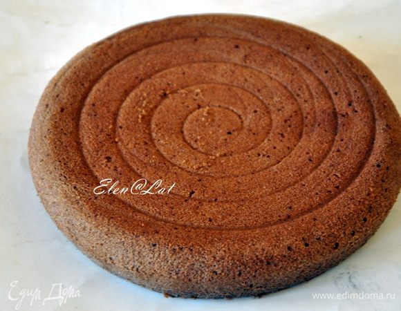 Затем достать и остудить на решетке. Бисквит получается в меру влажным.