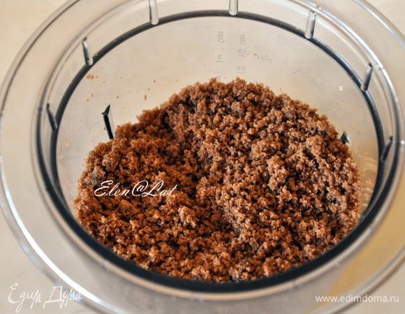 Бисквит перемолоть в крошку. Отмерить 300 г и уложить в форму 18-20 см, предварительно застеленную пергаментом, плотно прижав ко дну формы, равномерно распределив.