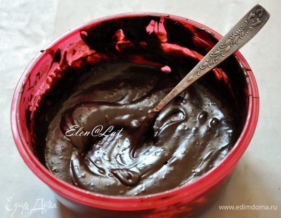 Трюфельная начинка: Шоколад поломать на кусочки и растопить на водяной бане, я это делаю в микроволновке. Добавить ром и кукурузный сироп. Автор предлагает добавить глюкозу, но у меня ее не было и получилось очень вкусно и без нее.